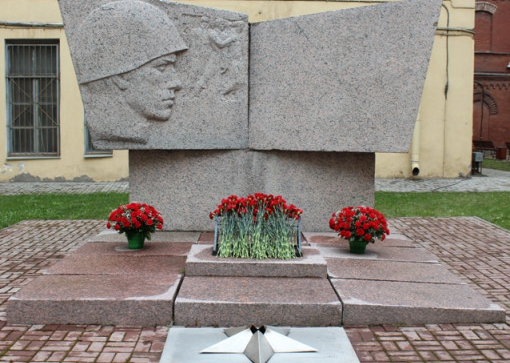 Возложение цветов к памятнику погибшим технологам